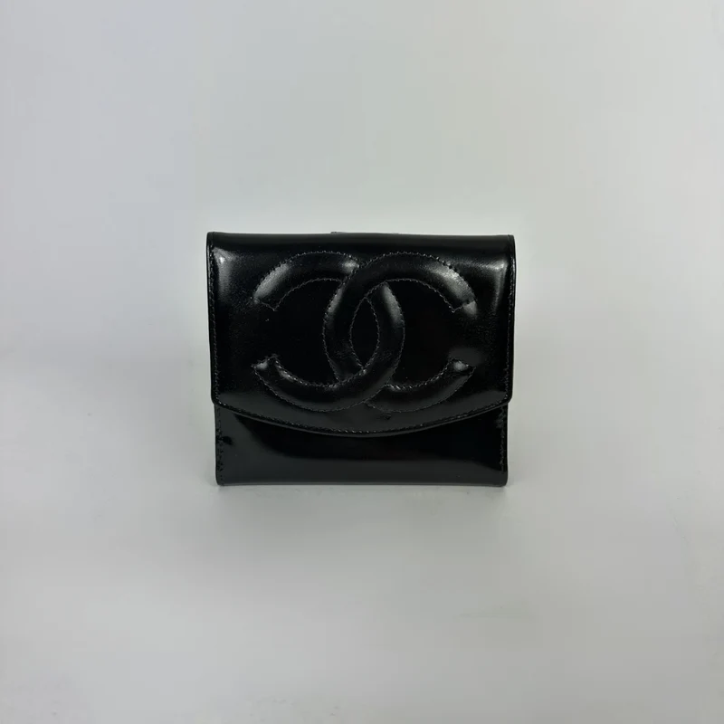 Chanel Portefeuille compact surdimensionné en cuir verni noir avec carte CC