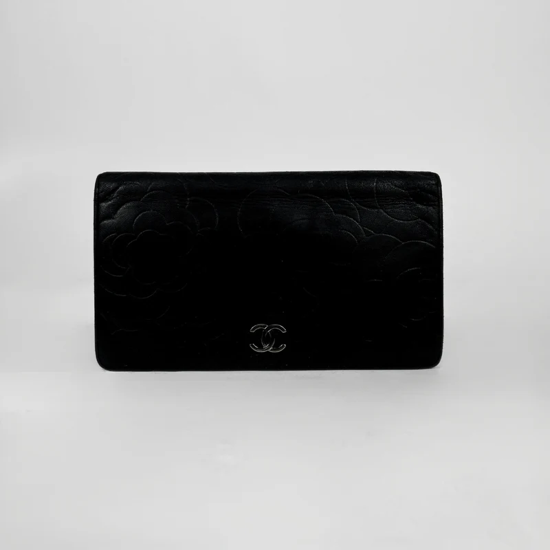 Chanel Portefeuille long double en cuir d'agneau noir à motif camélia gaufré