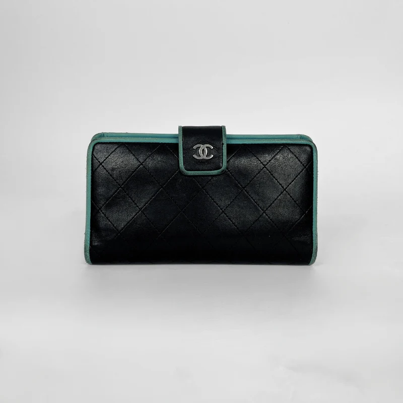Chanel Portefeuille en cuir d'agneau matelassé Yen noir avec intérieur turquoise