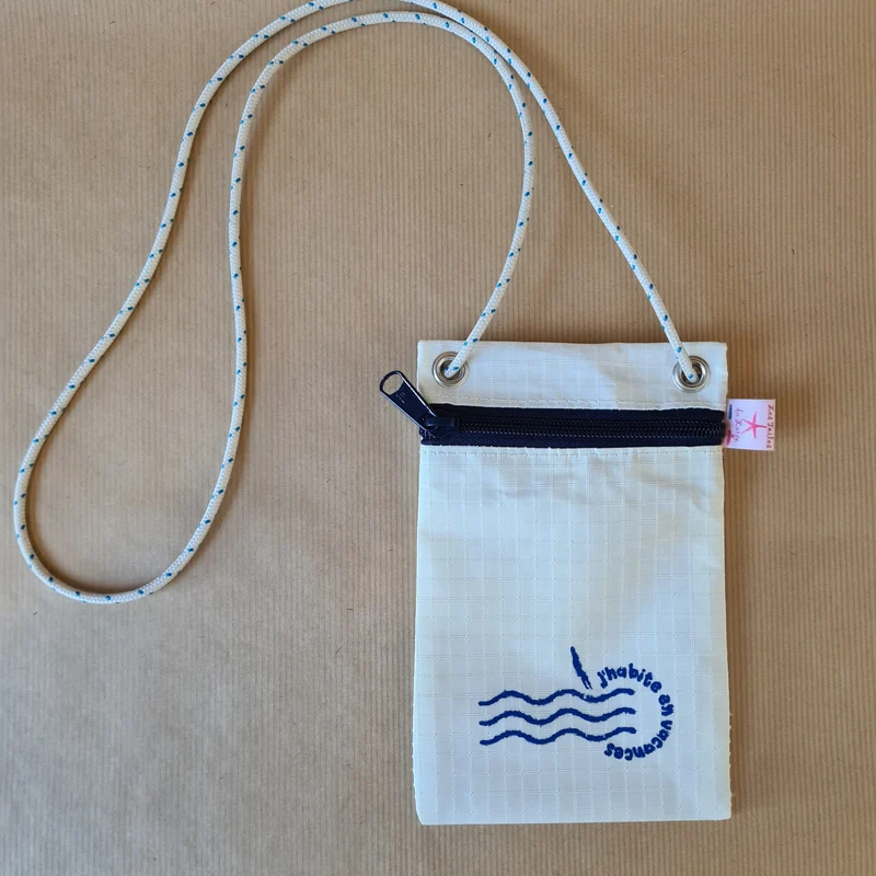 Pochette téléphone "j'habite en vacances"