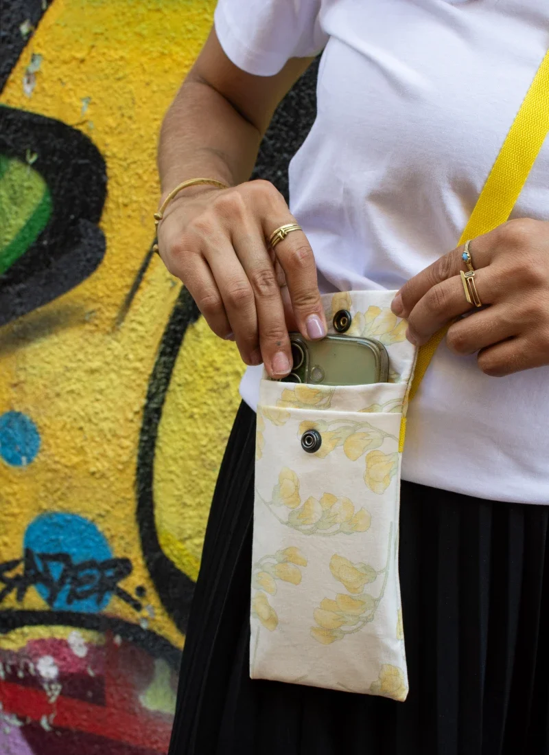 Pochette de téléphone en tissu upcyclé