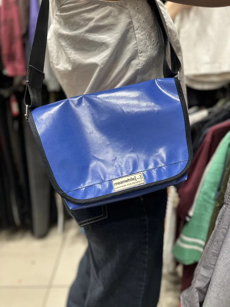 Grand sac bandoulière en bâche upcyclée