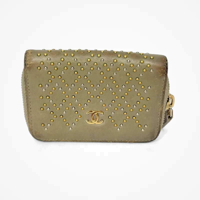Chanel Portefeuille zippé clouté