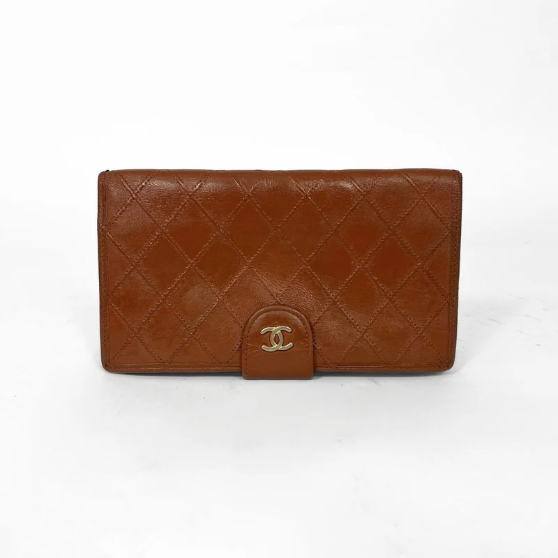 Chanel Portefeuille long à deux volets en cuir d'agneau matelassé