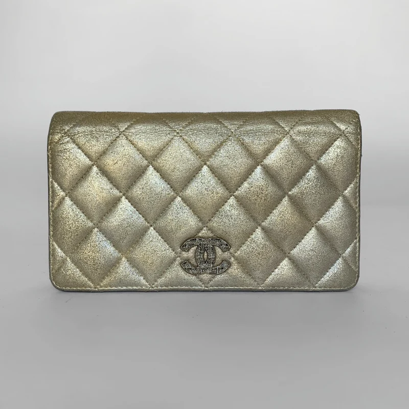 Chanel Portefeuille long en agneau métallisé matelassé avec carte de crédit en cristal