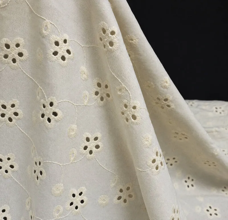 Tissu en lin et viscose brodé | Broderie florale ajourée