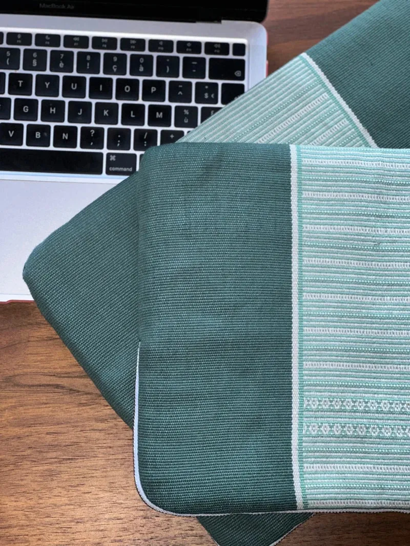 Housse d'ordinateur verte au tissage blanc