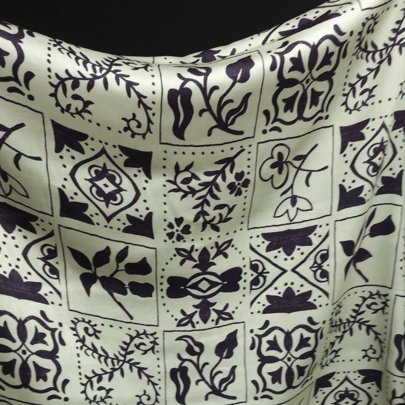 Tissu satiné 100 % Viscose | Imprimé floral botanique | Blanc cassé et Prune foncé