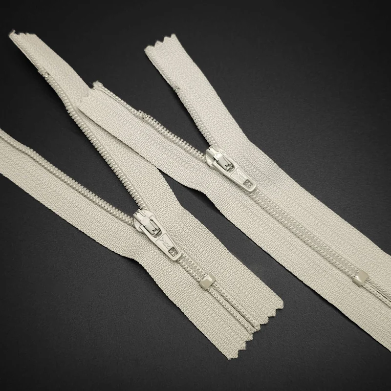 Fermeture éclair YKK | Boucle en nylon | N° 3 | Blanc cassé | 9 cm | SS384