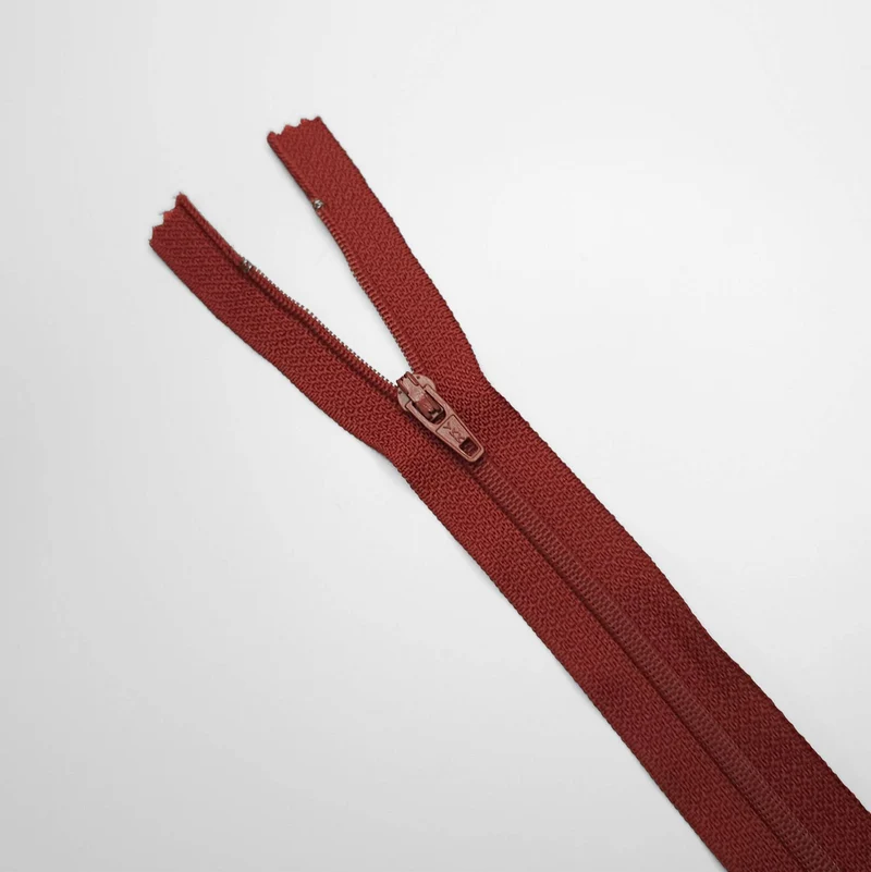 YKK | Fermeture éclair à bout fermé | Spirale | #2 | Rouge | 7 1/4'' - 18.5 cm | SS309-1