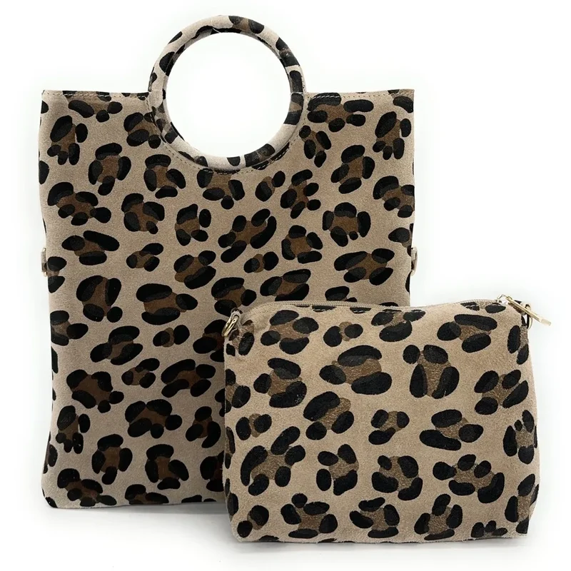 Sac pochette en daim CHARLOTTE ET LEO Léopard taupe moyen