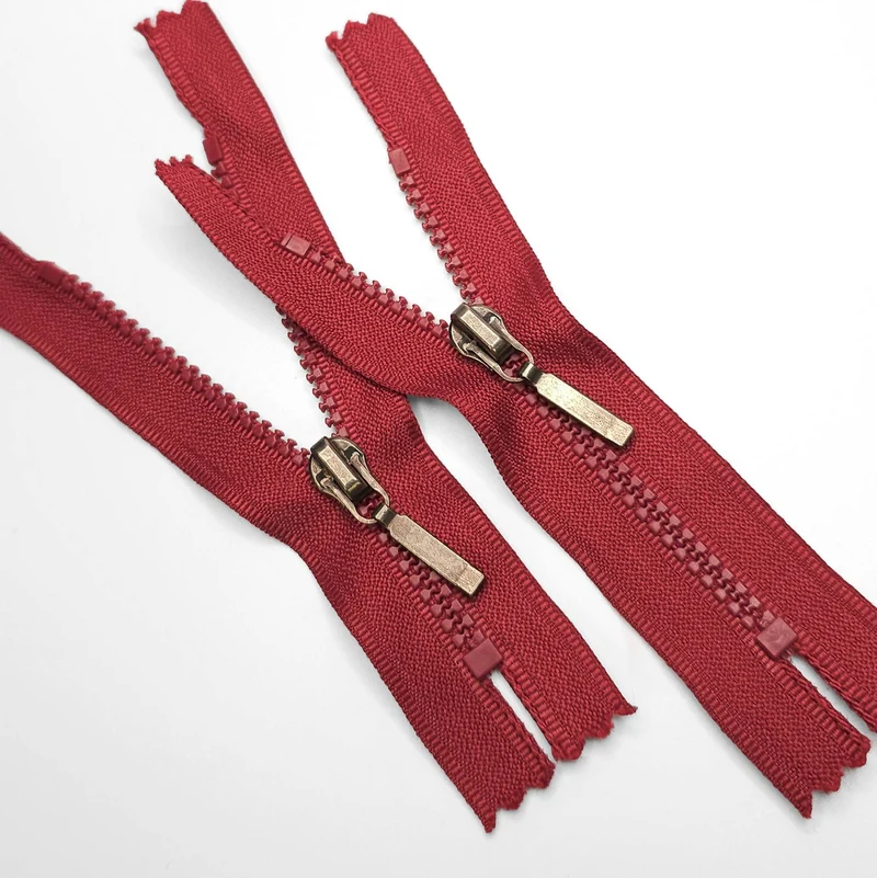 Fermeture éclair à bout fermé | Plastique | #3 | Rouge | 3 3/4'' - 9.5 cm | SS262