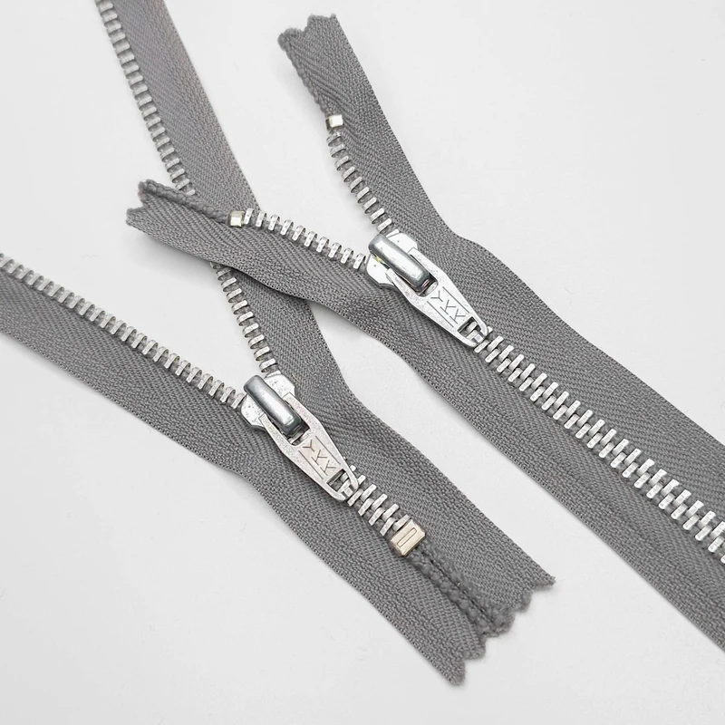 YKK | Fermeture éclair à bout fermé | Métal | Gris | #5 | 5 3/4'' - 14.5 cm | SS223