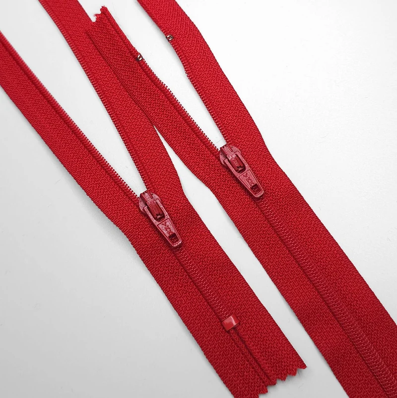 YKK | Fermeture éclair à bout fermé | Spiralé | Rouge | #2 | 8 3/4'' - 22 cm | SS176