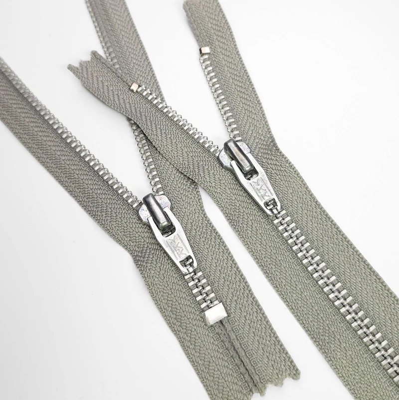 YKK | Fermeture éclair à bout fermé | Métal | Gris | #5 | 5 1/4'' - 13.5 cm | SS159