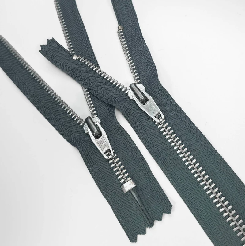 YKK | Fermeture éclair à bout fermé | Métal | Gris | #5 | 5 3/4'' - 14.5 cm | SS157