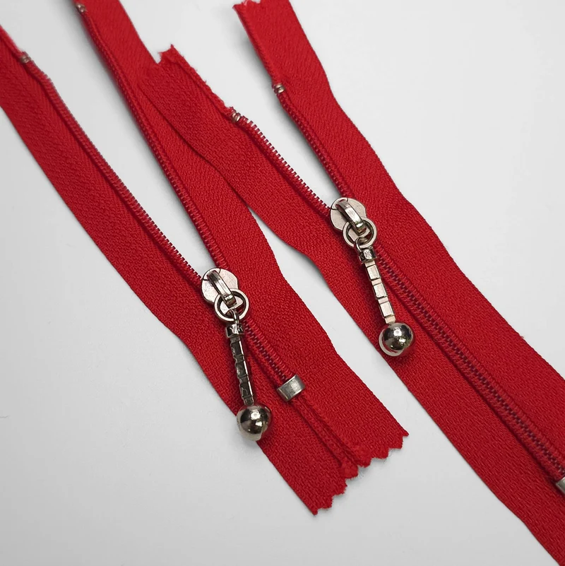 YKK | Fermeture éclair à bout fermé | Spiralé | Rouge | #3 | 3 3/4'' - 9.5 cm | SS180