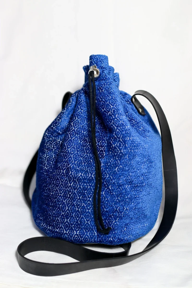 Sac seau bleu doublé à bandoulière