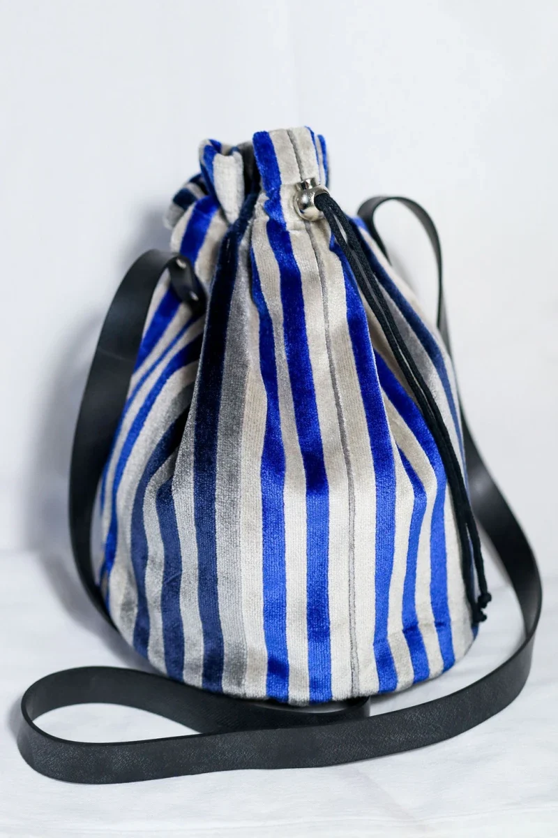 Sac seau en velours à rayures bleues