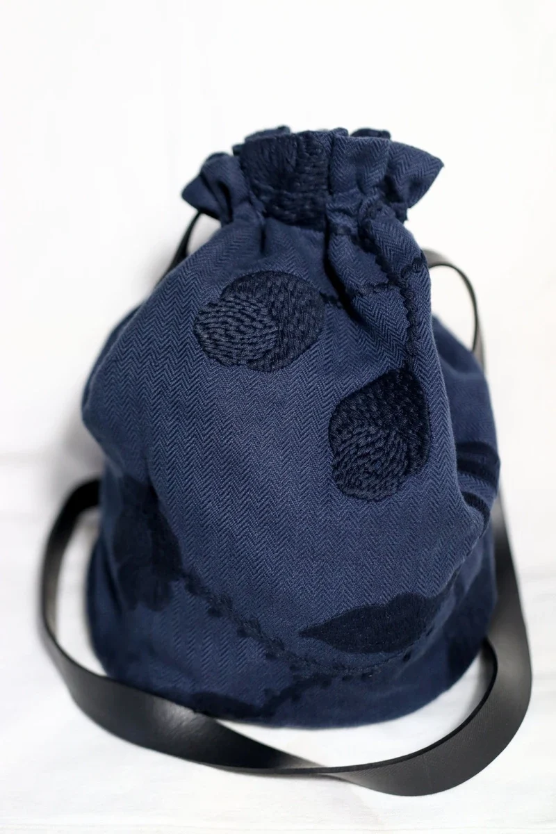 Sac seau bleu marine brodé