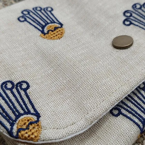 Pochette en lin brodée
