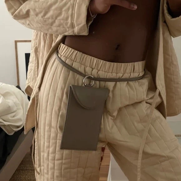 Pochette téléphone à anse Sling en cuir végan Gris
